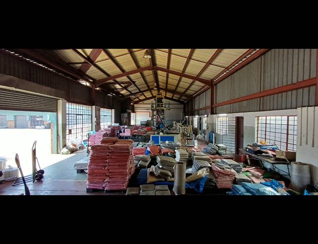 1,100M² BUILDING FOR SALE IN APEX
